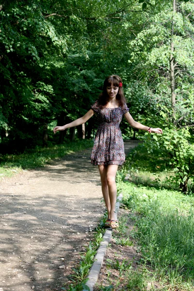 Meisje, wandelen in de zomer buiten — Stockfoto