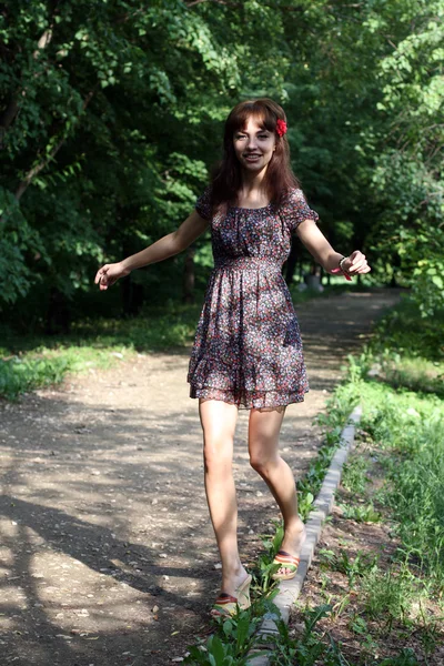 Meisje, wandelen in de zomer buiten — Stockfoto