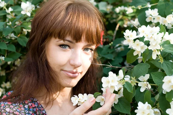 花の中で立っている美しい女の子のクローズ アップの肖像画 — ストック写真