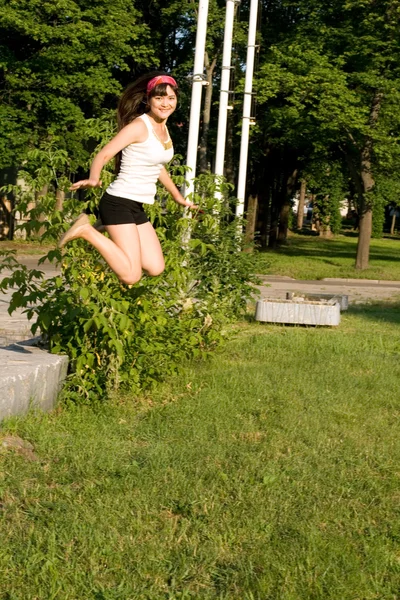 Mädchen läuft im Park im Freien — Stockfoto