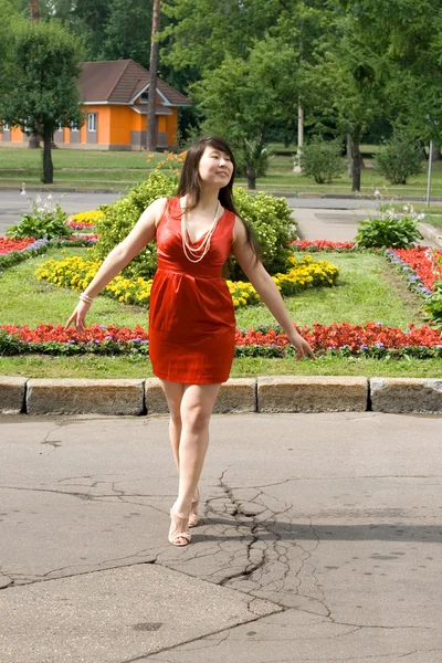 Flicka gå utomhus i parken — Stockfoto