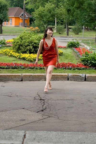 Dívka procházky v létě venkovní — Stock fotografie
