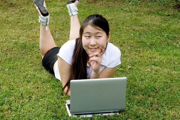 Fille travaillant sur ordinateur portable en plein air — Photo