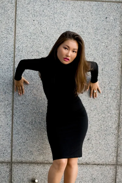 Şehirde yürüyüş siyah elbiseli seksi kız — Stok fotoğraf