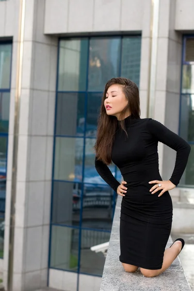 Szexi lány séta város fekete ruha — Stock Fotó