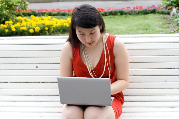 Chica trabajando en el ordenador portátil al aire libre — Foto de Stock