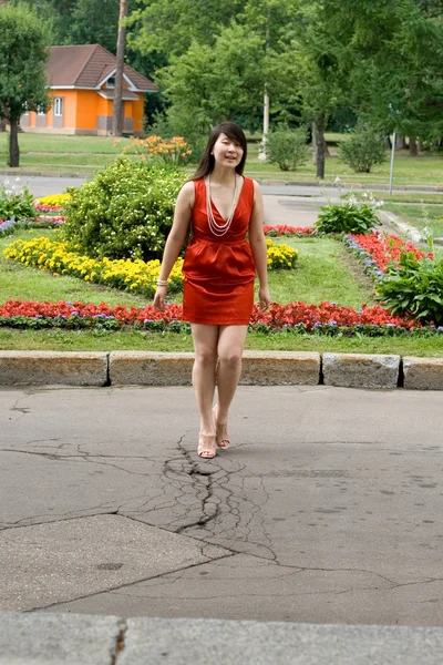 Lány séta a nyári szabadtéri — Stock Fotó