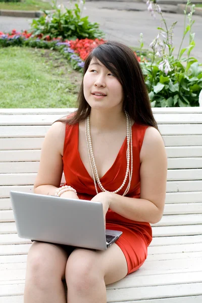 Chica trabajando en el ordenador portátil al aire libre —  Fotos de Stock