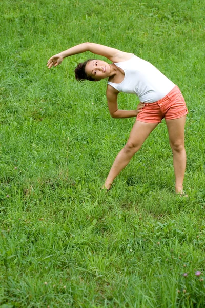 Дівчина робить вправи в парку — стокове фото