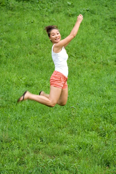 Mädchen macht Übungen im Park — Stockfoto