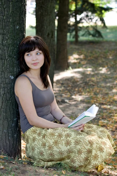 Dívka čtení knih v parku — Stock fotografie