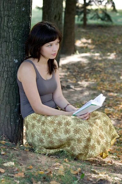 Menina leitura livro no parque — Fotografia de Stock