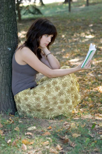少女が公園で本を読んで — ストック写真