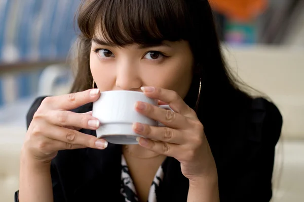 Businesswoman drinking tea in a cafe — Stock Photo, Image