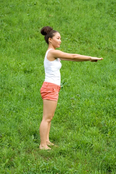Meisje doen oefeningen in park — Stockfoto