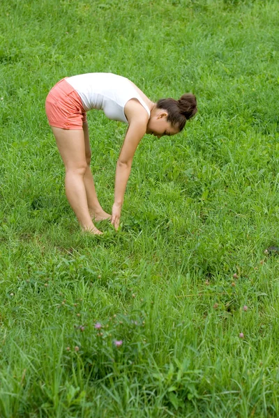 Chica haciendo ejercicios en el parque — Foto de Stock