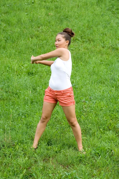 Chica haciendo ejercicios en el parque — Foto de Stock