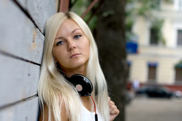 Retrato de cerca de una chica con auriculares — Foto de Stock