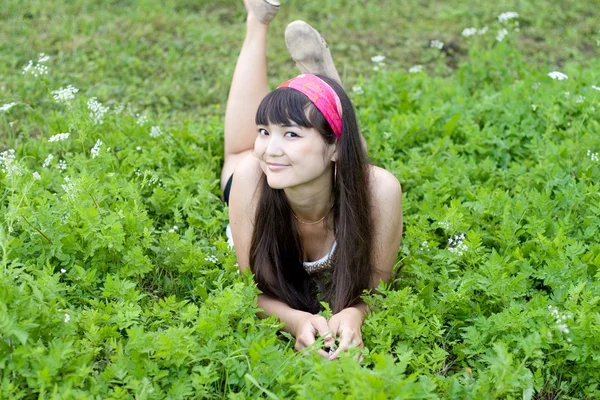 草の上に横たわってかわいい女の子 — ストック写真