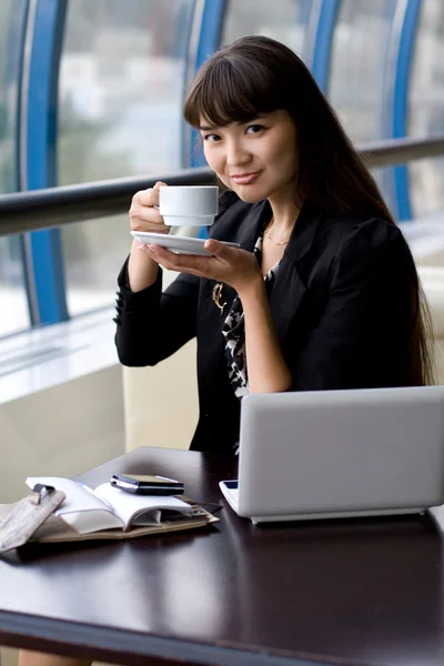 Бізнес-леді з чашкою чаю — стокове фото