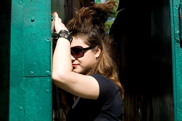 Punk meisje lopen buiten — Stockfoto