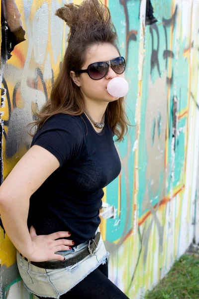 Punk chica caminando al aire libre — Foto de Stock