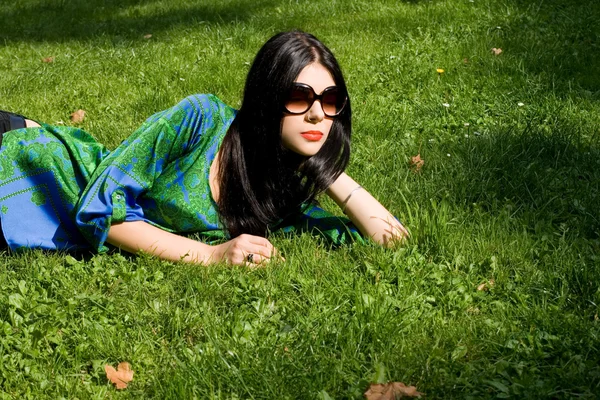 3.女孩躺在公园的草地上 — 图库照片
