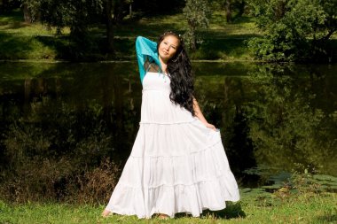 güzel hamile kız parkta yürüyüş