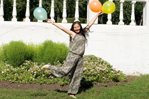 रंगीत गोलंदाजांसह आनंदी गर्भवती मुलगी — स्टॉक फोटो, इमेज