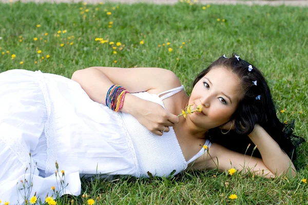Bella ragazza incinta sdraiata sull'erba — Foto Stock