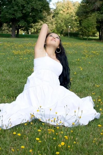 Krásná těhotná dívka sedící na trávě — Stock fotografie