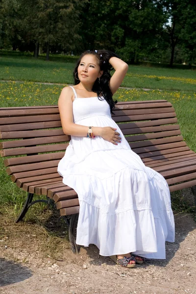 Vackra gravid flicka promenader i parken — Stockfoto