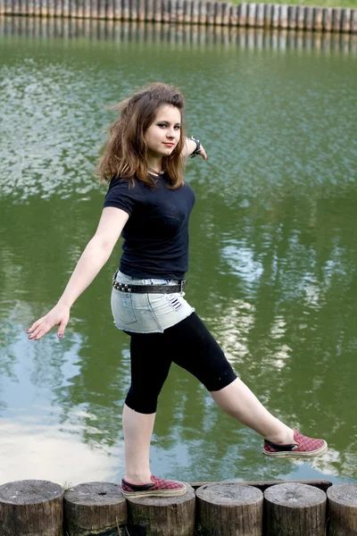 Панк-девушка гуляет на свежем воздухе — стоковое фото