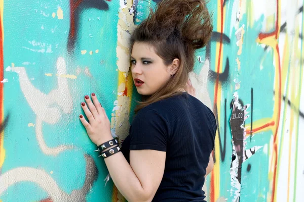 Punk tjej promenader utomhus — Stockfoto