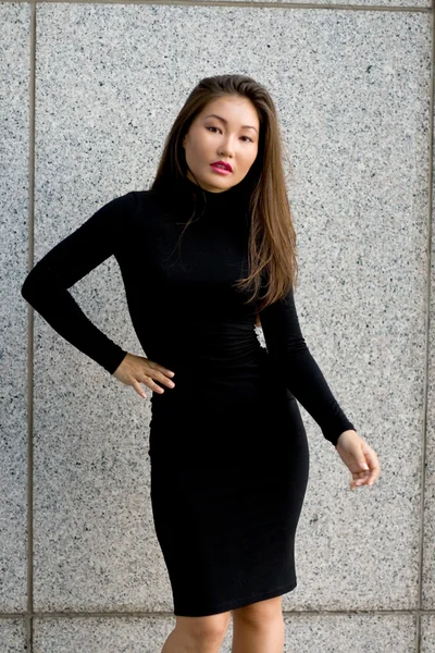 Sexy fille en robe noire marche en ville — Photo