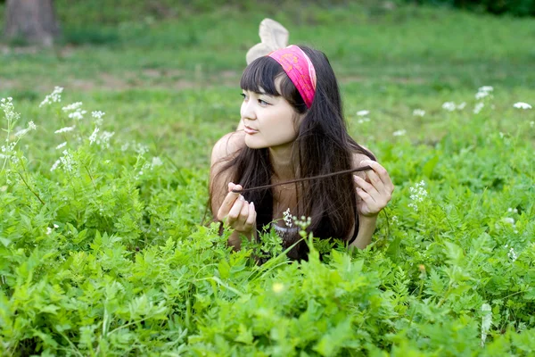 草の上に横たわってかわいい女の子 — ストック写真
