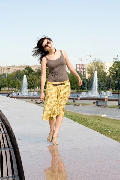 Ciudad chica caminando al aire libre — Foto de Stock