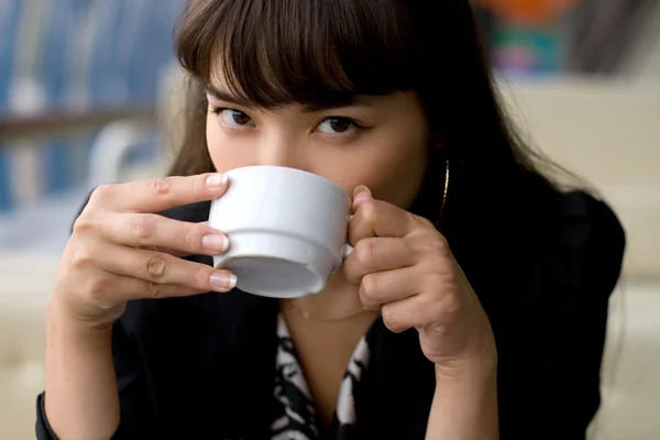 Empresaria bebiendo té en un café — Foto de Stock