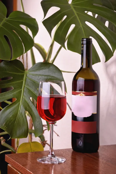 Szklane butelki czerwonego wina i — Zdjęcie stockowe