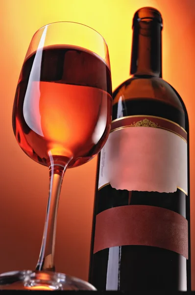 Wijn in glazen en een fles — Stockfoto