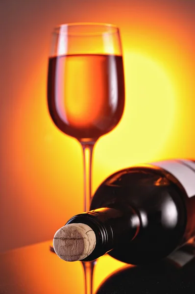 葡萄酒中的眼镜和一瓶 — 图库照片