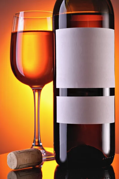 Вино в стаканах и бутылка — стоковое фото