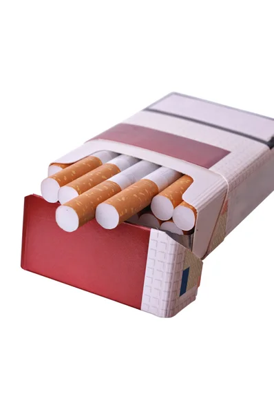 Открытая пачка сигарет — стоковое фото