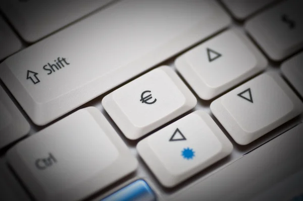 Euro ondertekenen op laptop toetsenbord — Stockfoto