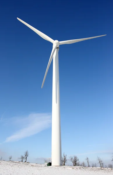 Ветряная мельница против глубокого голубого неба — стоковое фото