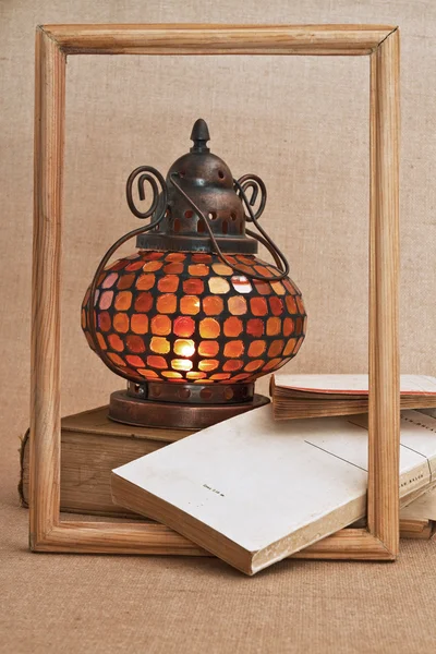 Gamla orientaliska lampor och gamla böcker — Stockfoto