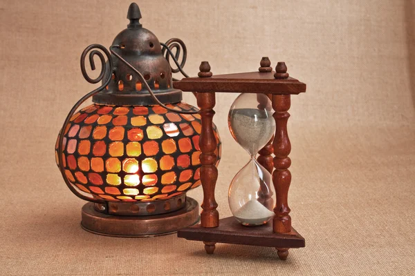 Oude oosterse lamp en zandloper — Stockfoto