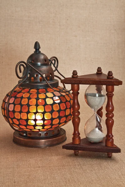 Старая восточная лампа и песочные часы — стоковое фото