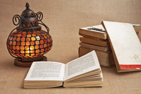 Antiguas lámparas orientales y libros antiguos — Foto de Stock