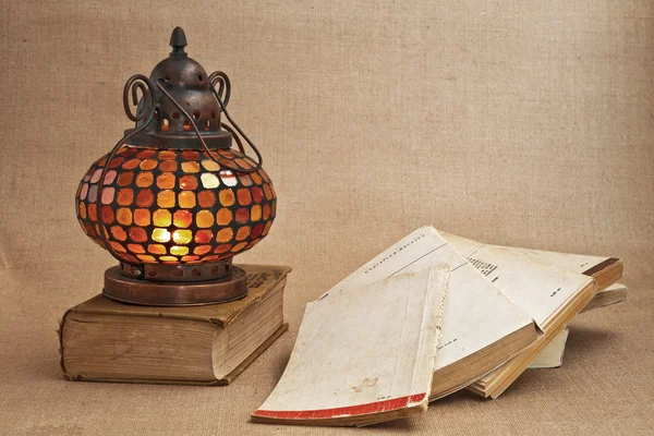 Antiguas lámparas orientales y libros antiguos —  Fotos de Stock